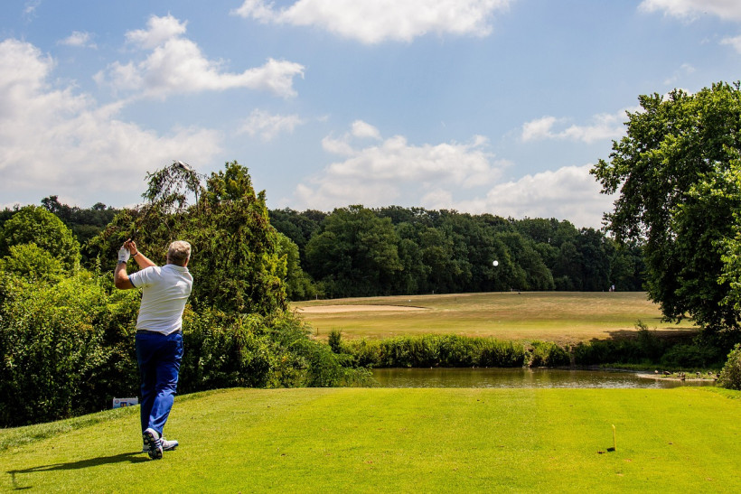 Golfer am Teich